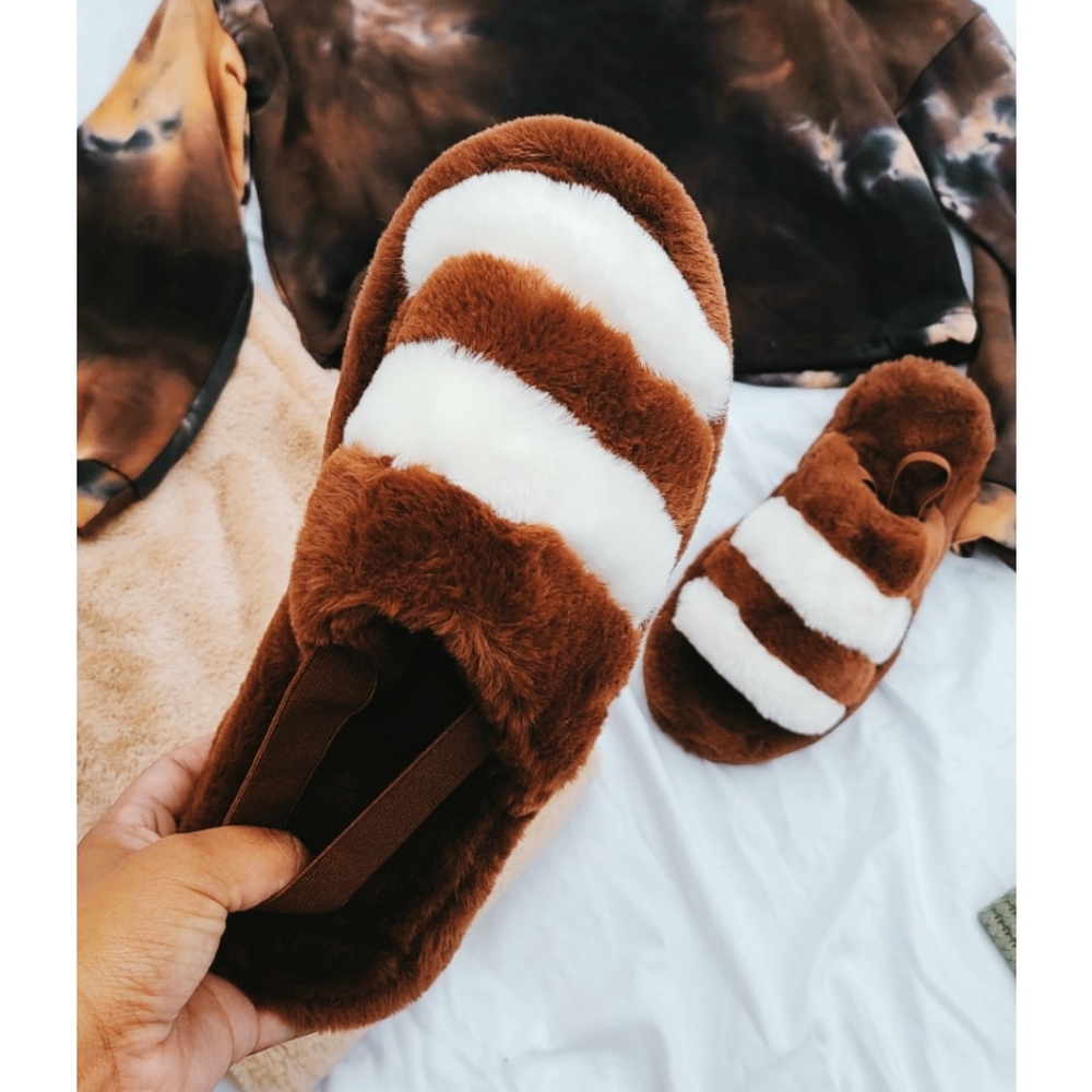 🚨LAST CHANCE// Brown fur slides - Picture 4 of 4